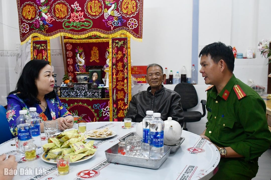 Kamrat Cao Thi Hoa An, ständig biträdande sekreterare för den provinsiella partikommittén och ordförande för det provinsiella folkrådet, kunde inte dölja sina känslor när hon hörde familjen berätta om omständigheterna kring major Sums mors bortgång.