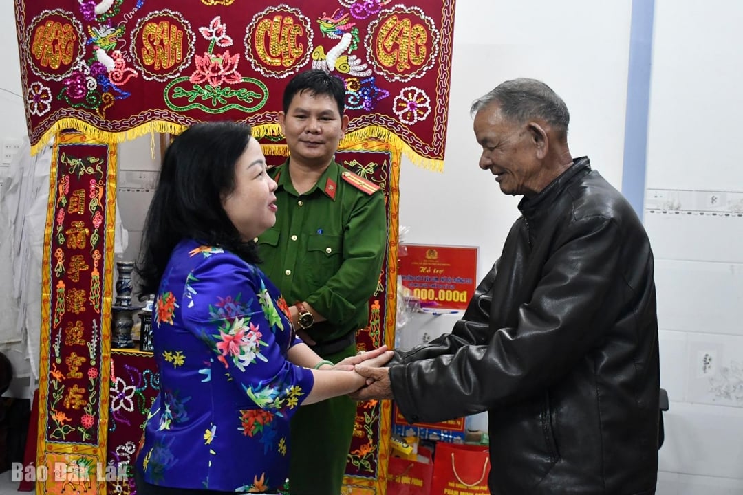 Cao Thi Hoa An, biträdande sekreterare för den provinsiella partikommittén, uppmuntrade Le Xuan Nam att försöka övervinna smärtan och stabilisera sitt liv.