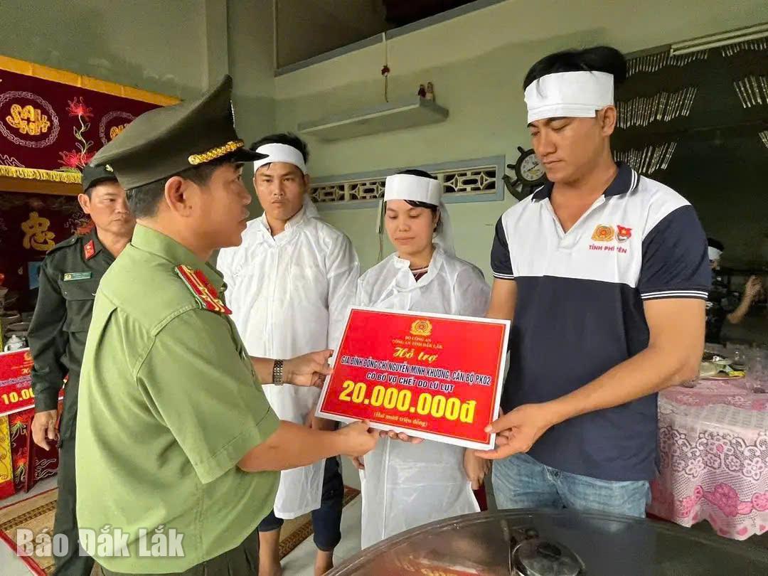 Representanter från provinspolisen överlämnade gåvor för att stödja kapten Nguyen Minh Khuongs familj.