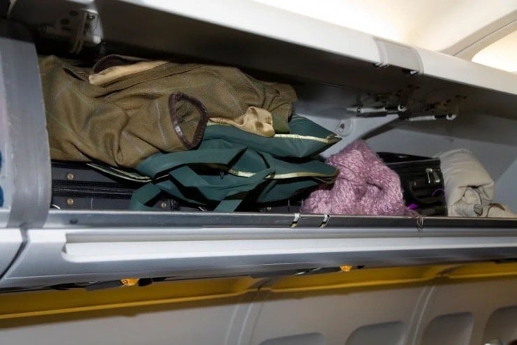 ওভারহেড কম্পার্টমেন্টে কোট রেখে যাওয়ায় যাত্রী এবং বিমান পরিচারিকাদের অনেক সমস্যা হচ্ছে।