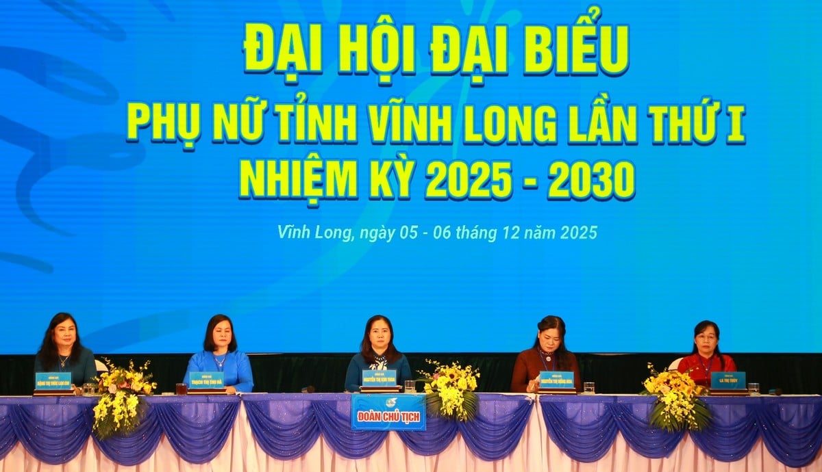 Đoàn Chủ tịch điều hành Đại hội tại điểm cầu trực tiếp.