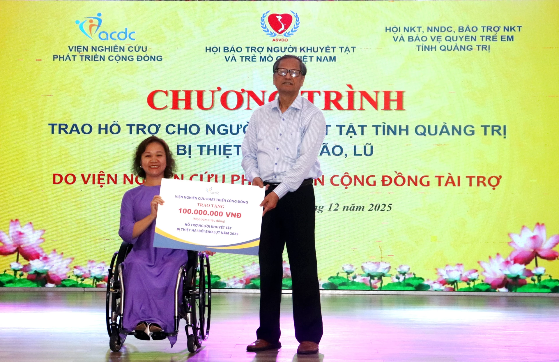 Lembaga Studi Pembangunan Masyarakat (ACDC) menyerahkan plakat simbolis kepada Asosiasi Penyandang Disabilitas, Korban Agent Orange, Dukungan bagi Penyandang Disabilitas dan Perlindungan Hak Anak di Provinsi Quang Tri - Foto: T.P