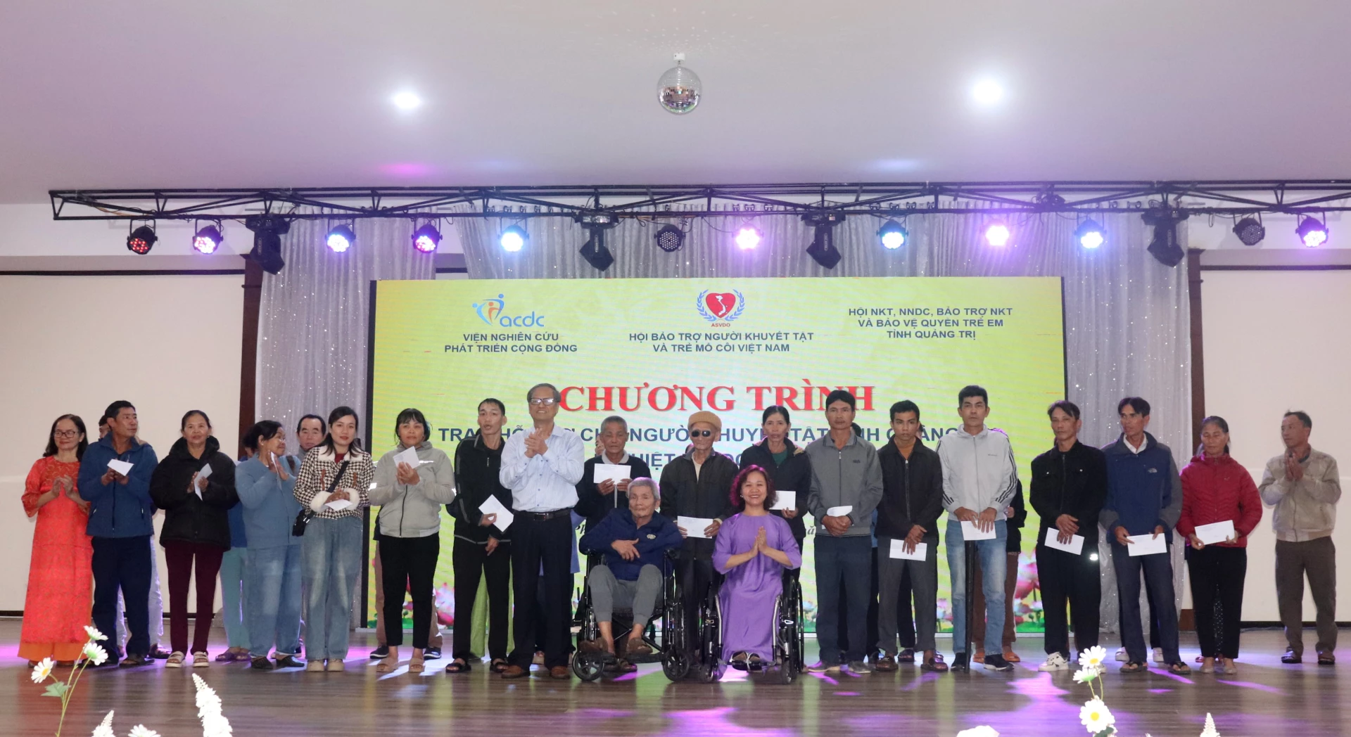 Pemberian hadiah kepada penyandang disabilitas yang terdampak bencana alam - Foto: T.P