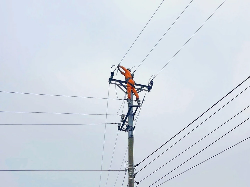 Regionální tým pro správu energie v Hoang Hoa dokončí měřicí systém a zrekonstruuje elektrickou síť do konce roku 2025.