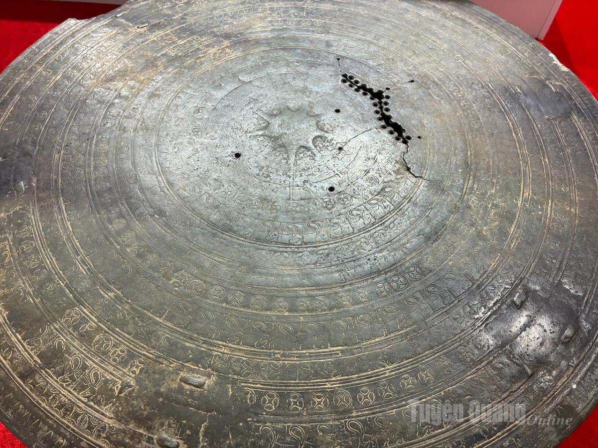 De flesta bronstrummorna som upptäckts i Tuyen Quangs norra högland är Lo Lo-bronstrummor.