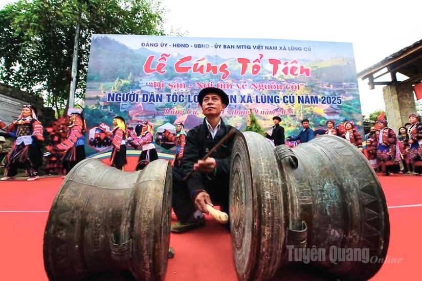 Bronstrummor underhålls fortfarande i Lo Lo-folkets kulturella aktiviteter på Dong Van-stenplatån.