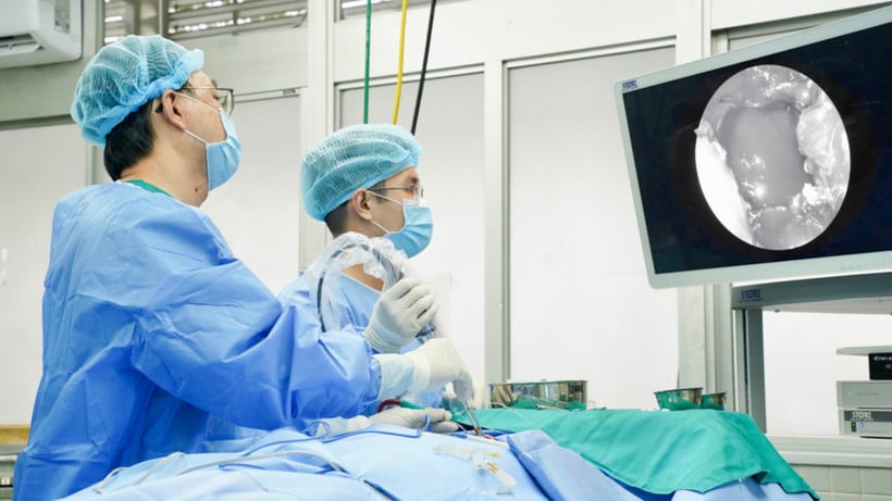 Läkarna på Cho Ray-sjukhuset använde det neuroendoskopiska kirurgisystemet 4K-ICG för operationen.