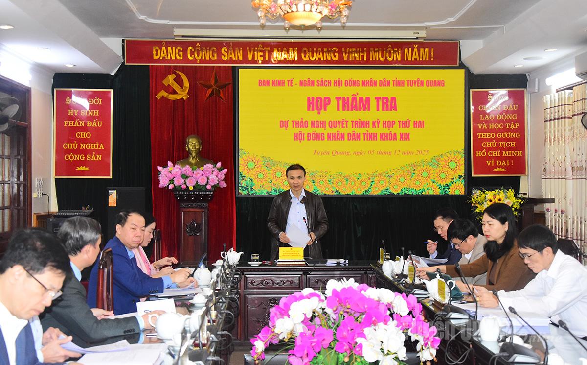 ប្រធាន​គណៈកម្មាធិការ​សេដ្ឋកិច្ច​-​ថវិកា​នៃ​ក្រុមប្រឹក្សា​ប្រជាជន​ខេត្ត​ជា​ប្រធាន​កិច្ចប្រជុំ។