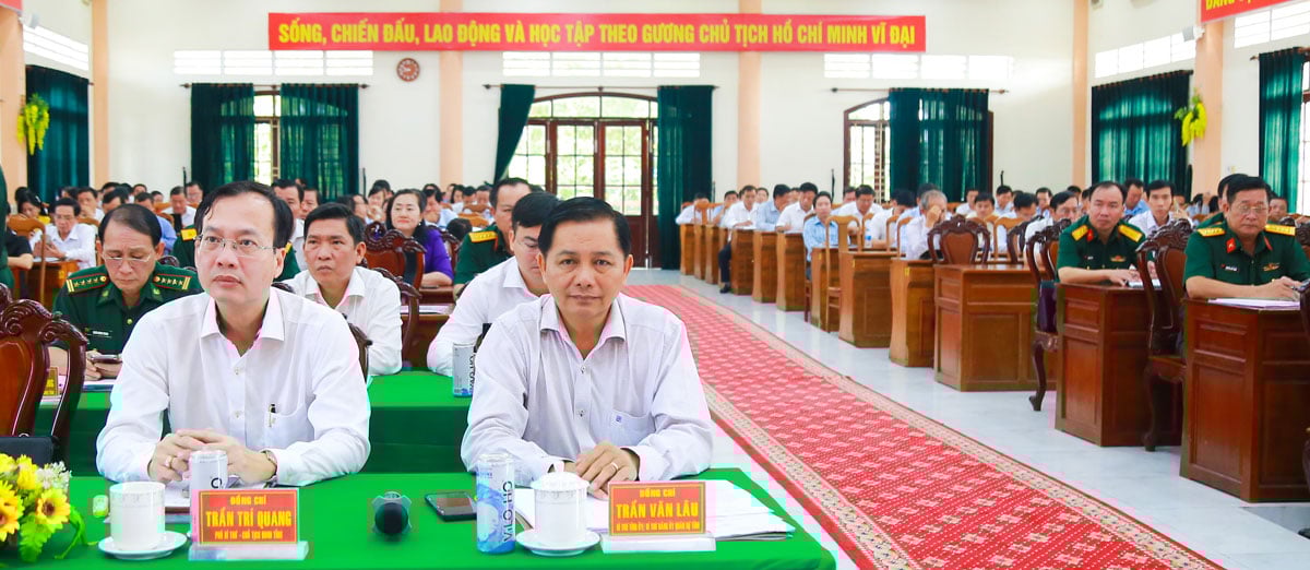 Đồng chí Trần Văn Lâu- Bí thư Tỉnh ủy, Bí thư Đảng ủy Quân sự; đồng chí Trần Trí Quang- Phó Bí thư Tỉnh ủy, Chủ tịch UBND tỉnh tham dự hội nghị.