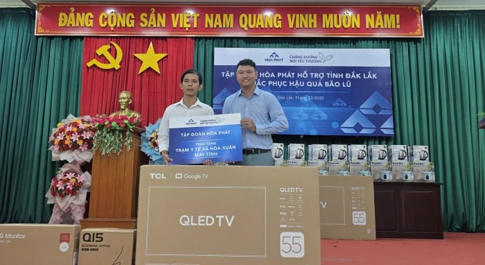 Ông Vũ Quang Huy đại diện Tập đoàn tặng máy tính cho Trạm Y tế xã Hòa Xuân. Ảnh: HP.