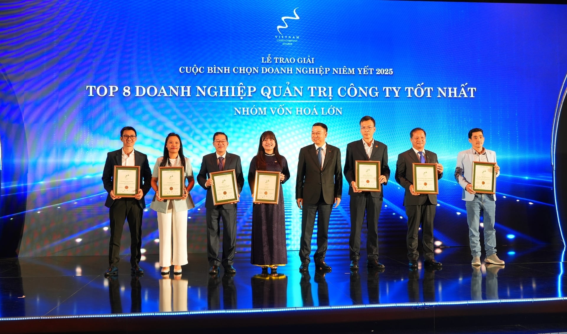 Ca Mau Petroleum Fertilizer Corporation se află în Top 8 întreprinderi cu cea mai bună guvernanță corporativă. Foto: PVCFC. Tổng Công ty Phân bón Dầu khí Cà Mau thuộc Top 8 Doanh nghiệp Quản trị công ty tốt nhất. Ảnh: PVCFC.