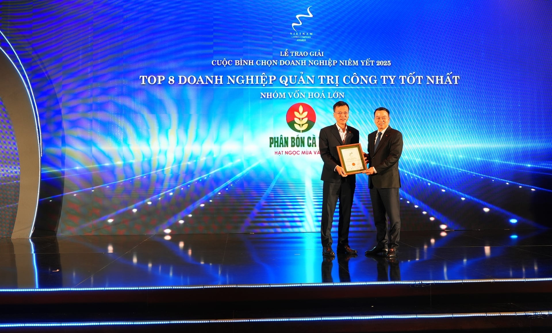 Membrul Consiliului de Administrație Le Duc Quang, reprezentând PetroVietnam Ca Mau Fertilizer Corporation, a primit Premiul I pentru Raportul de Dezvoltare Durabilă. Foto: PVCFC. TV.HĐQT Lê Đức Quang đại diện Tổng Công ty Phân bón Dầu khí Cà Mau nhận giải Nhất Báo cáo Phát triển bền vững. Ảnh: PVCFC.