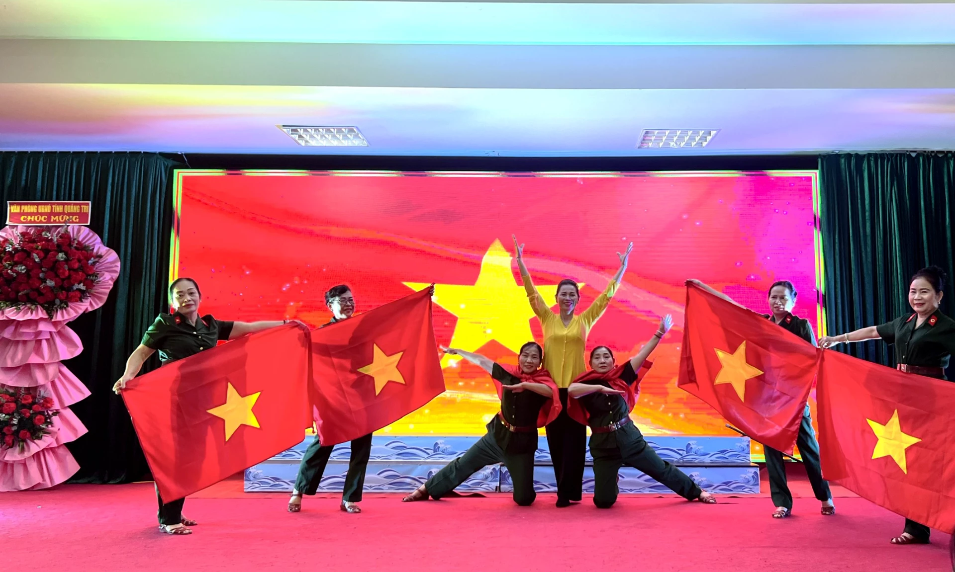 প্রাদেশিক সামরিক শিল্প দল শিল্পকর্ম পরিবেশন করছে - ছবি: এইচ.টি.