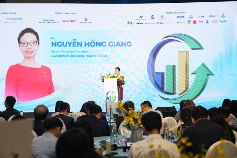 ທ່ານນາງ ຫງວຽນຮົ່ງຢາງ, ຜູ້ຕາງໜ້າ SECO ຢືນຢັນຄຳໝັ້ນສັນຍາຈະສືບຕໍ່ໜູນຊ່ວຍພາກເອກະຊົນຫວຽດນາມ, ພິເສດແມ່ນວິສາຫະກິດ SMEs, ສຸມໃສ່ເພີ່ມທະວີພື້ນຖານການພັດທະນາຕະຫຼາດ ໂດຍຜ່ານການຍົກສູງຄວາມສາມາດຄຸ້ມຄອງວິສາຫະກິດ, ປັບປຸງກອບກົດໝາຍ, ພັດທະນາພື້ນຖານໂຄງລ່າງຕະຫຼາດ.