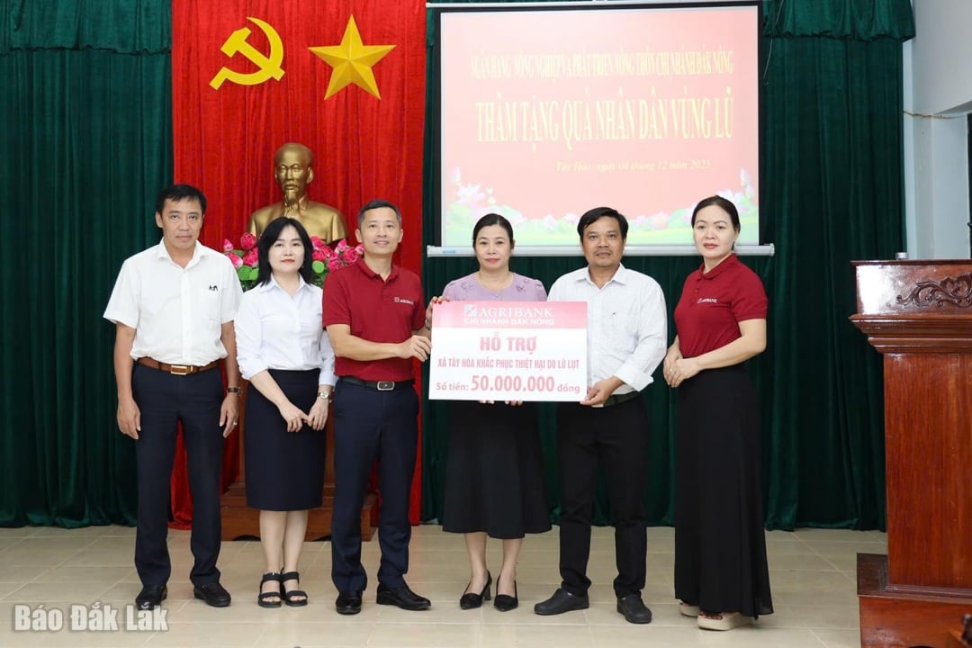 Agribank Dak Nong-filialens arbetsdelegation presenterade en symbolisk presentation på 50 miljoner VND i stöd för att hjälpa människor i Tay Hoa kommun att övervinna konsekvenserna av översvämningarna.