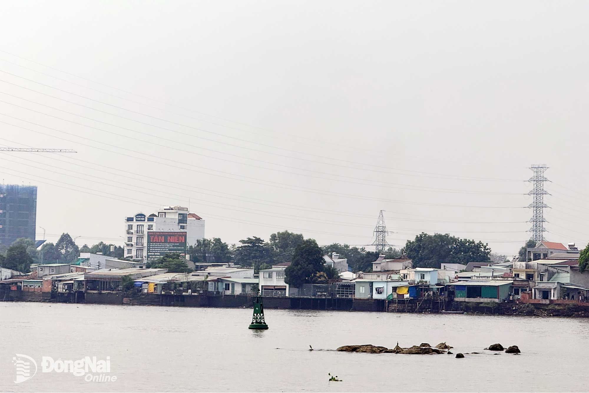 Vattennivån nedströms Dong Nai-floden vid Bien Hoa-stationen är på larmnivå 2. Foto: Dang Tung