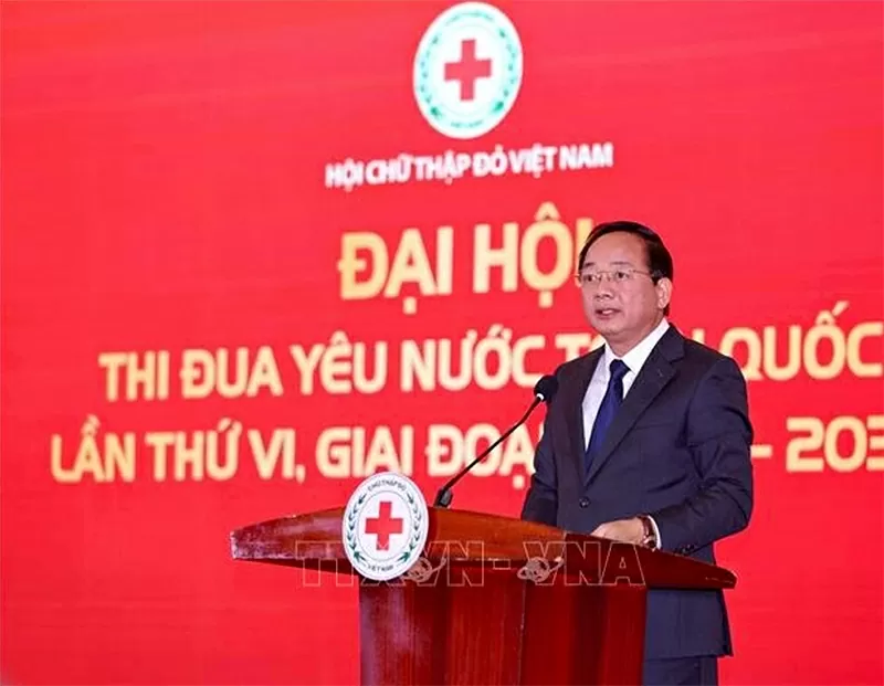 На съезде выступил секретарь Центрального Комитета партии, руководитель Центральной комиссии пропаганды и мобилизации масс Чинь Ван Кует. Bí thư Trung ương Đảng, Trưởng ban Tuyên giáo và Dân vận Trung ương Trịnh Văn Quyết phát biểu tại đại hội.