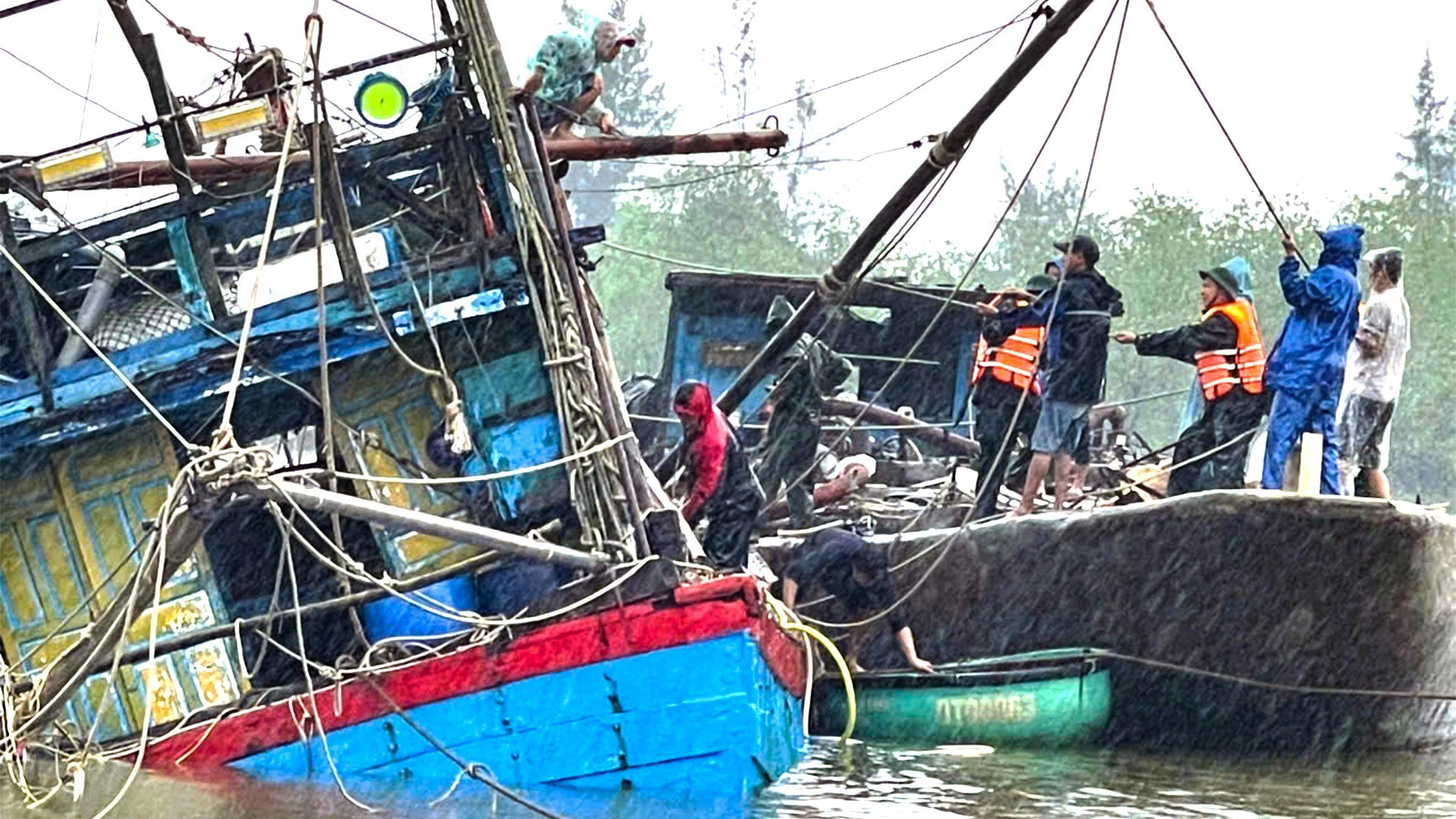 ພະນັກງານ, ນັກຮົບກອງບັນຊາການທະຫານຊາຍແດນແຂວງ ໄຕງວຽນ ສົມທົບກັບປະຊາຊົນໜູນຊ່ວຍເຮືອຫາປາທີ່ປະສົບກັບຄວາມຫຍຸ້ງຍາກ - ພາບ: A.Q