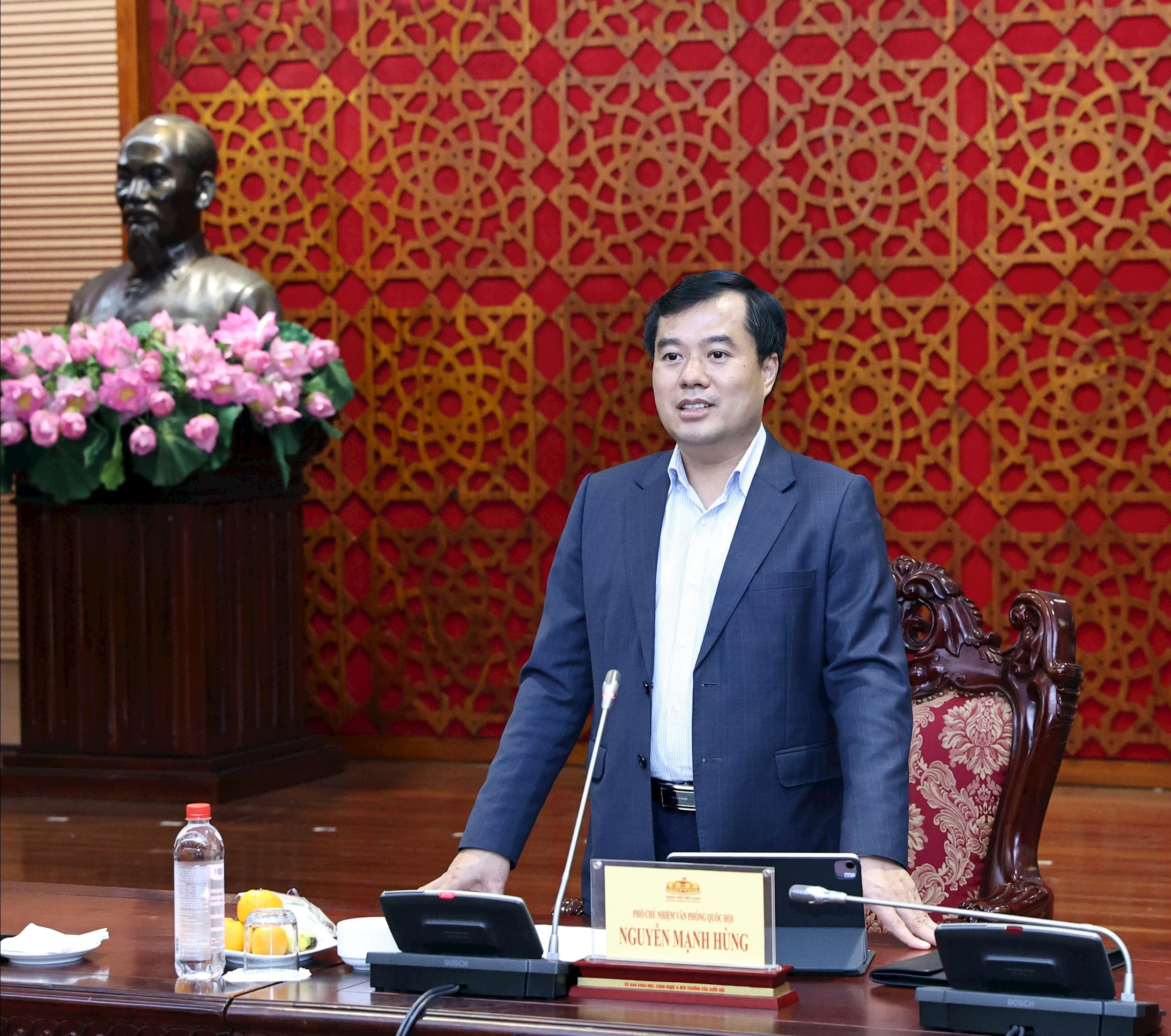 O vice-chefe do Gabinete da Assembleia Nacional, Nguyen Manh Hung, discursa.