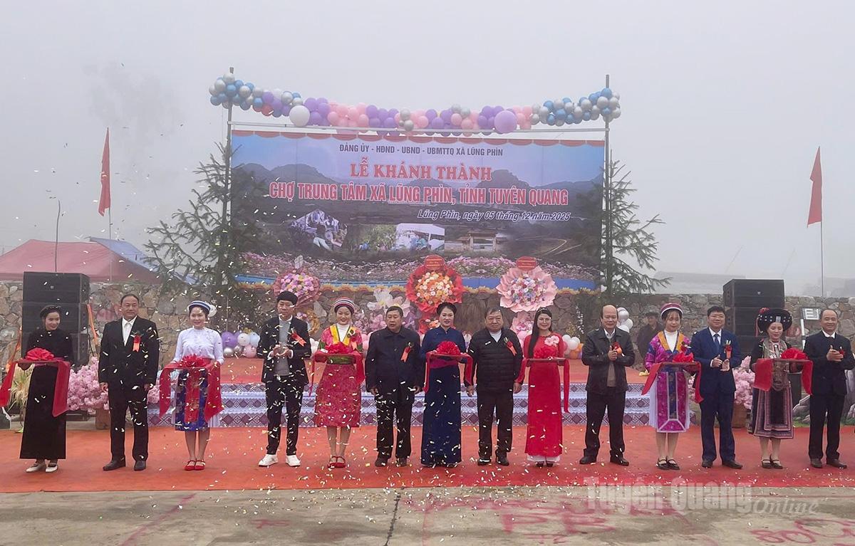 代表者たちはルンピン村の中央市場の開場式典でテープカットを行った。