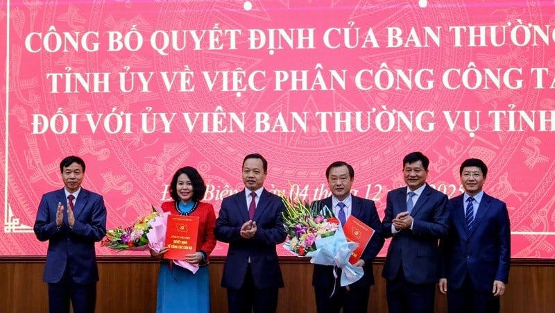 Tran Tien Dung elvtárs (balról a harmadik), valamint Dien Bien tartomány Népi Tanácsának, Népi Bizottságának és Hazafias Front Bizottságának vezetői virággal gratuláltak Lo Thi Minh Phuong és Vu A Bang elvtársaknak.