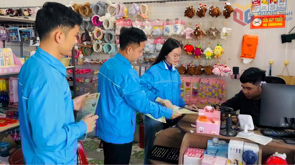 लिएन होआ वार्ड के युवा संघ ने व्यापारिक घरानों को करों की घोषणा और भुगतान में ईटेक्स मोबाइल एप्लिकेशन का उपयोग करने के लिए प्रोत्साहित किया।