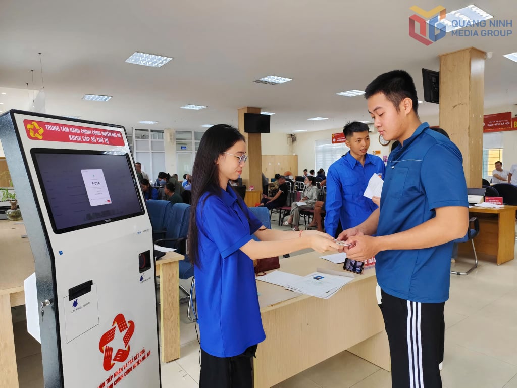 क्वांग डुक कम्यून के युवा संघ के सदस्य क्वांग डुक कम्यून लोक सेवा केंद्र में प्रशासनिक प्रक्रियाओं के लिए लोगों को नंबर प्राप्त करने के लिए मार्गदर्शन करते हैं।