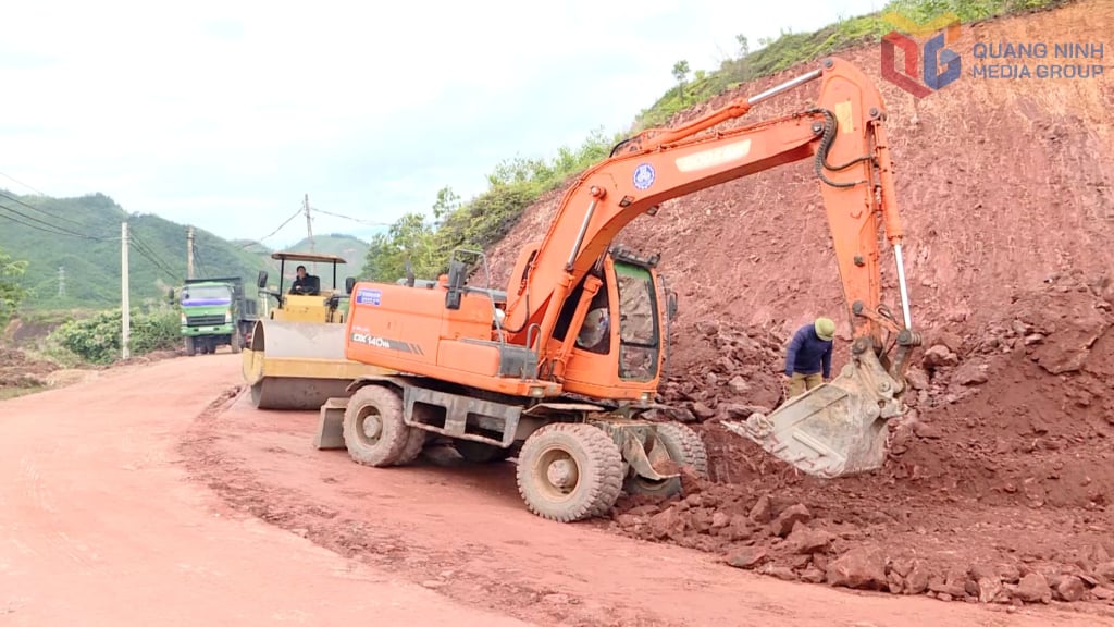 Reparation och uppgradering av vägen från riksväg 18A till Ha Dong-vallen, byn Ha Thu, kommunen Hai Lang pågår aktivt.