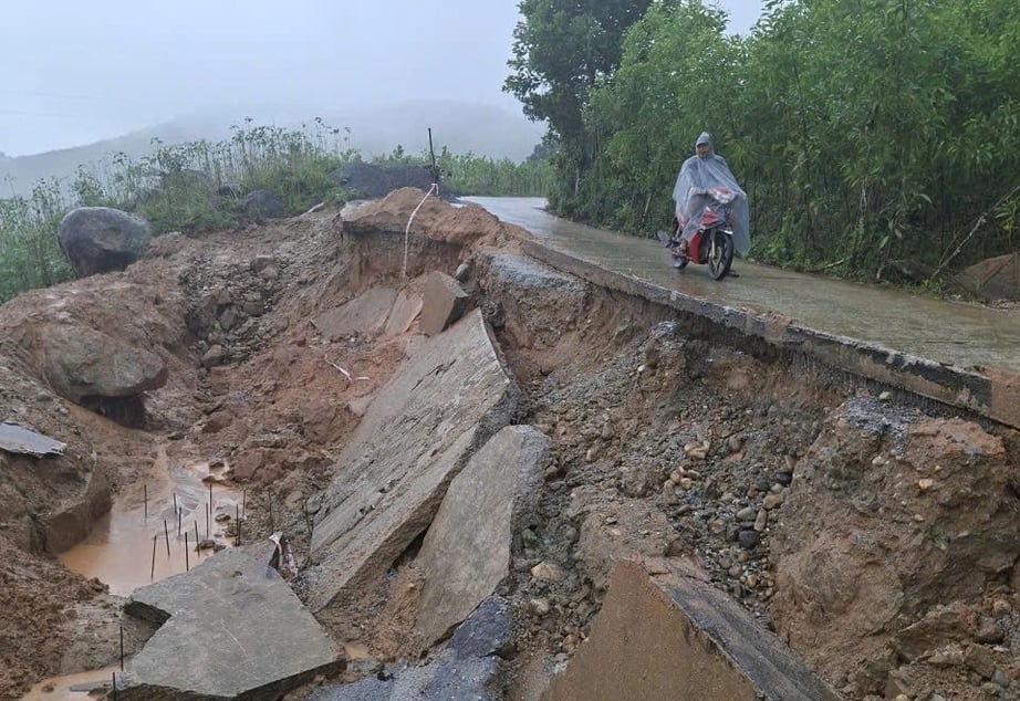 Hujan lebat menyebabkan tanah runtuh yang serius, memecahkan separuh daripada lorong DH72.