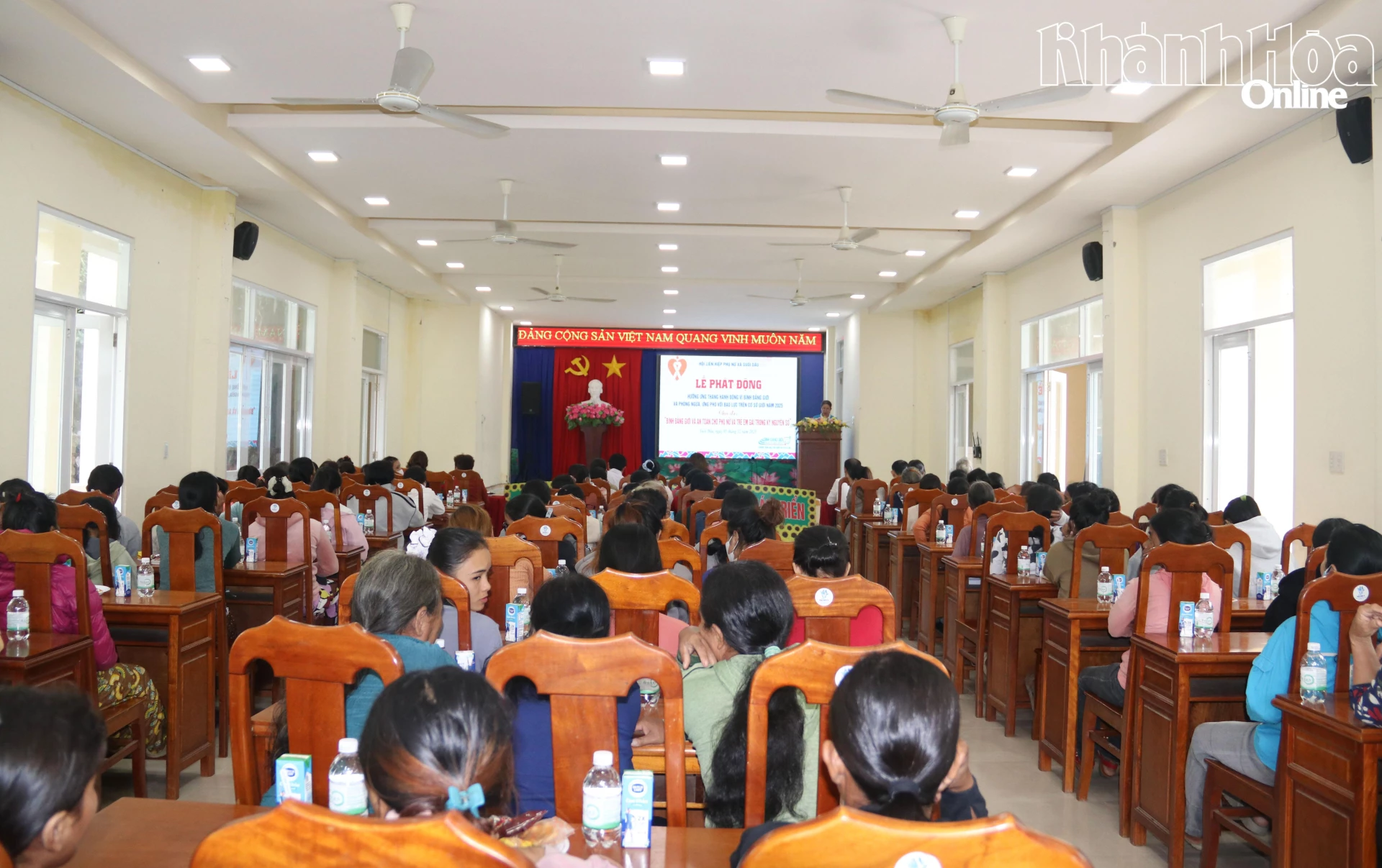 Сцена церемонії запуску.