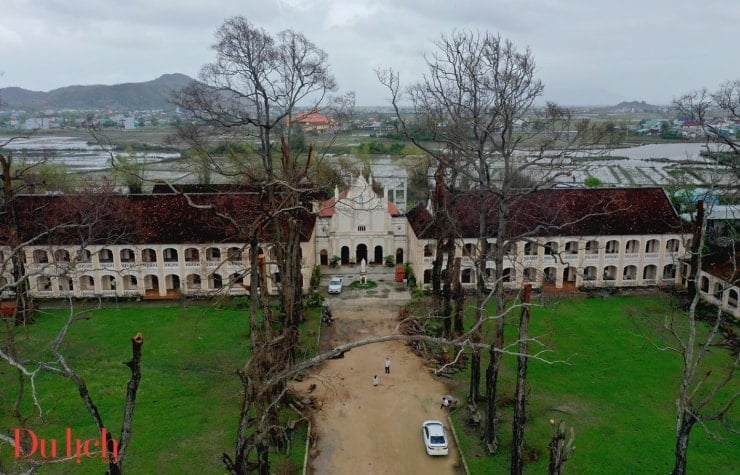 Mély folyosósarok oszlopsorokkal és boltívekkel, amelyek a gótikus építészetre jellemzőek.