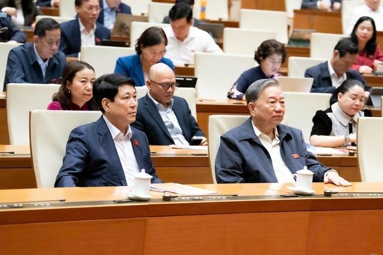 Tổng Bí thư Tô Lâm và Chủ tịch nước Lương Cường cùng các ĐBQH tại Phiên họp. Ảnh: Quochoi.vn.