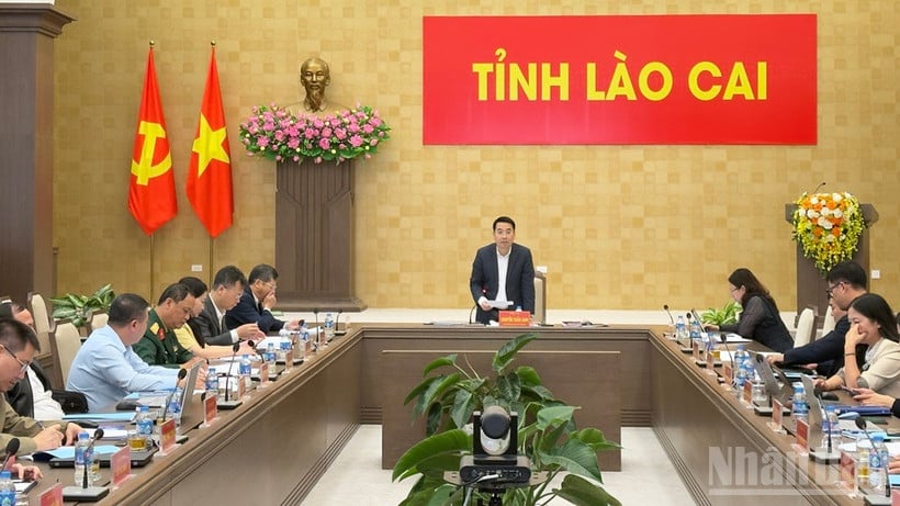 Nguyen Tuan Anh, leder av den provinsielle folkekomiteen, ledet konferansen. (Foto: THANH SON)