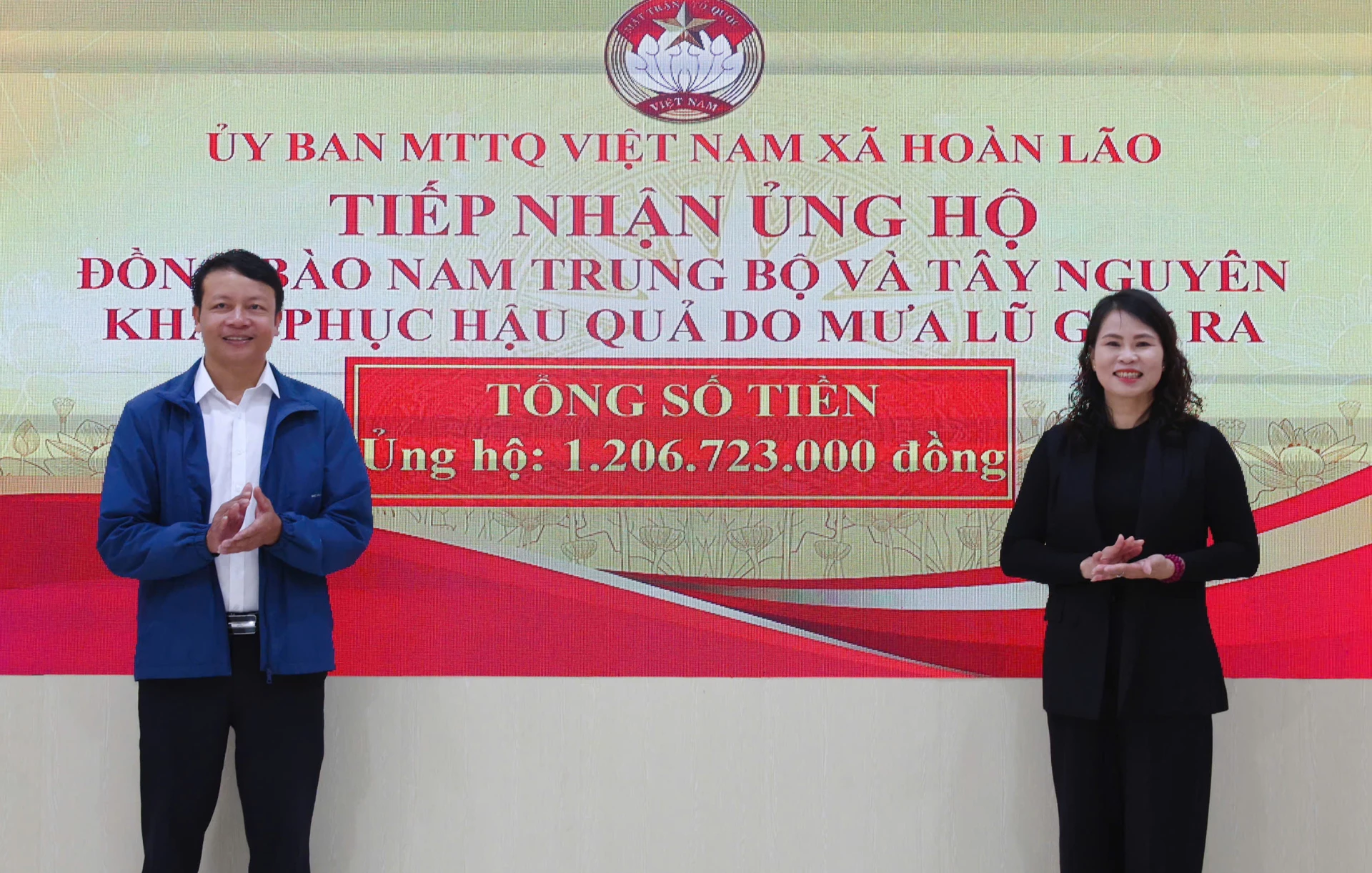 1. Komite Front Tanah Air Vietnam di Distrik Hoan Lao menerima lebih dari 1,2 miliar VND dari berbagai organisasi, serikat pekerja, dan warga distrik untuk membantu warga di wilayah Selatan Tengah dan Dataran Tinggi Tengah yang terdampak banjir - Foto: L.M