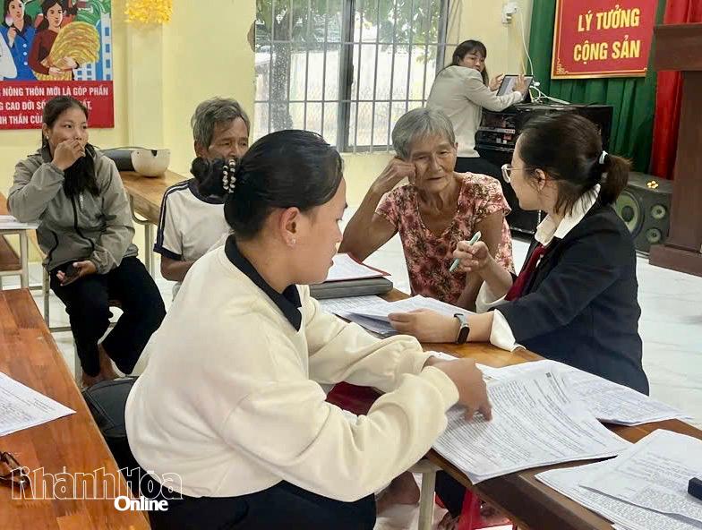 Trung Khanh Vinh kommune veileder folk til å utføre prosedyrer for å utbetale ikke-kontante subsidier til folk med revolusjonære bidrag.