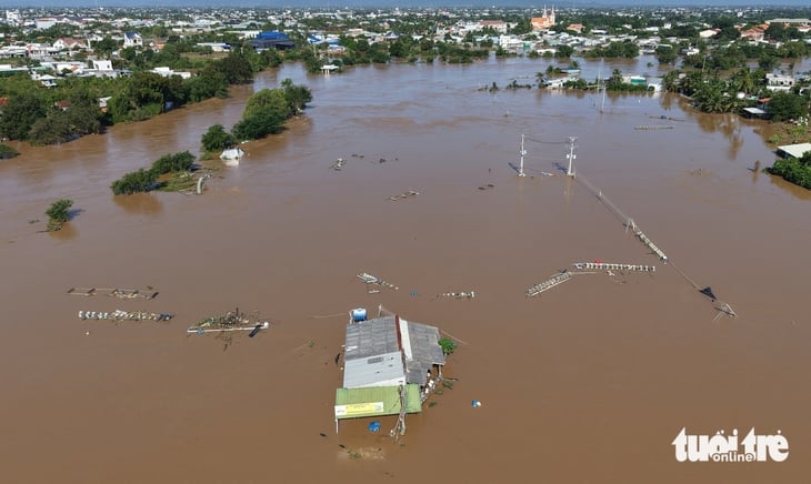 Nước lũ vẫn ngập sâu nhiều vùng Bình Thuận cũ - Ảnh 2.