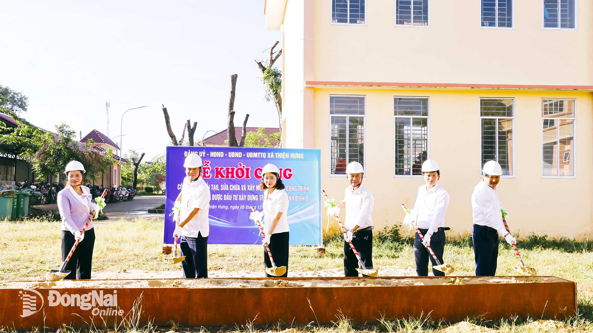 थिएन हंग कम्यून के नेताओं और निर्माण इकाई के प्रतिनिधियों ने परियोजना की शुरुआत के लिए भूमिपूजन समारोह आयोजित किया। फोटो: न्हू तिन्ह