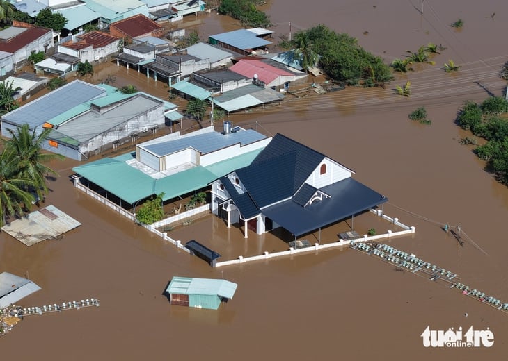 Nước lũ vẫn ngập sâu nhiều vùng Bình Thuận cũ- Ảnh 10.