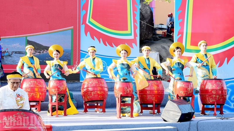 신 환영식에서의 드럼 연주.