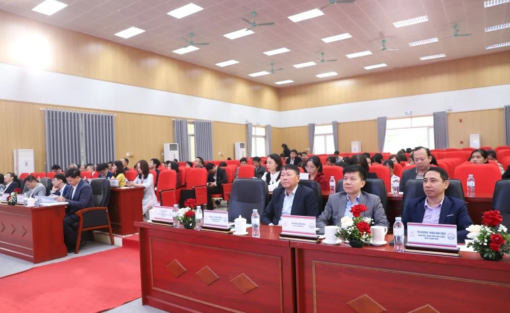 Deschiderea a 6 clase de instruire specializată I, II, sistem concentrat cu certificate în Thanh Hoa