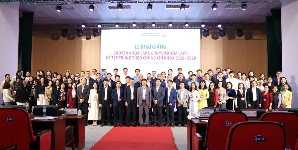 Deschiderea a 6 clase de instruire specializată I, II, sistem concentrat cu certificate în Thanh Hoa