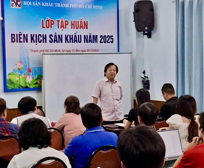 NSND Trần Ngọc Giàu đánh giá cao lớp tập huấn biên kịch sân khấu 2025 - Ảnh 1.