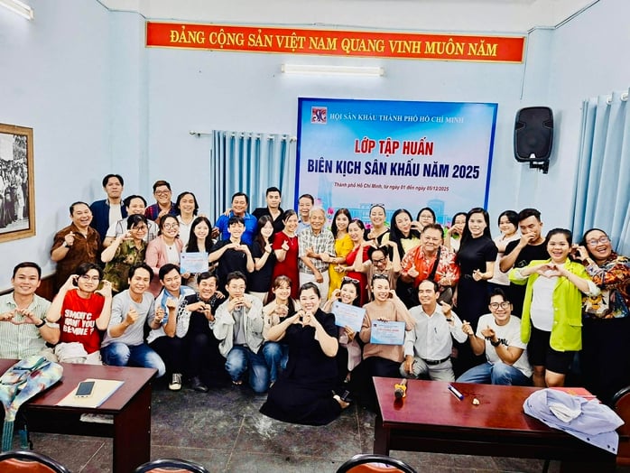 NSND Trần Ngọc Giàu đánh giá cao lớp tập huấn biên kịch sân khấu 2025 - Ảnh 2.