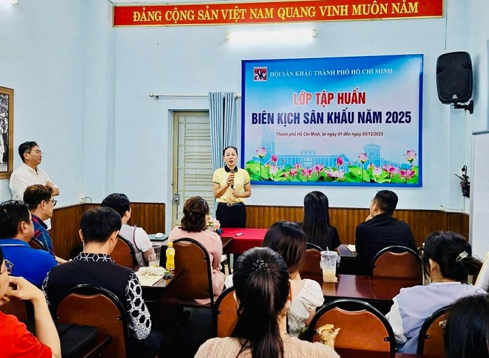 NSND Trần Ngọc Giàu đánh giá cao lớp tập huấn biên kịch sân khấu 2025 - Ảnh 3.