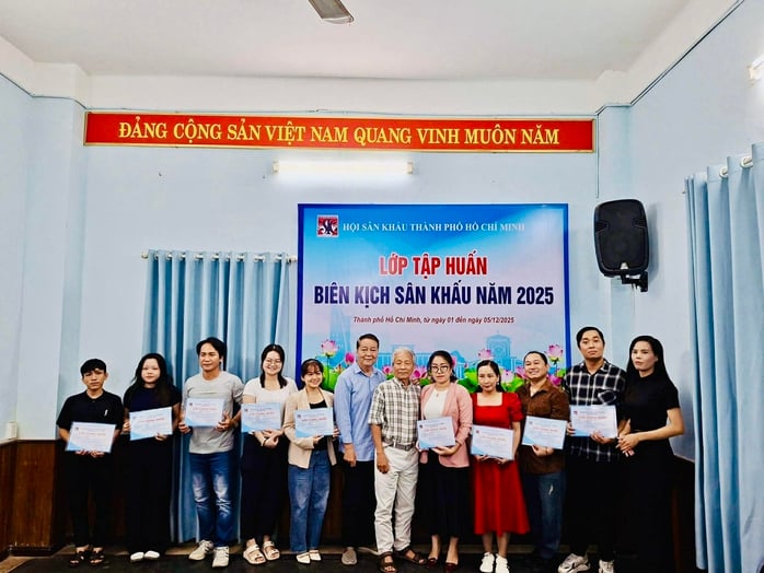 NSND Trần Ngọc Giàu đánh giá cao lớp tập huấn biên kịch sân khấu 2025 - Ảnh 4.