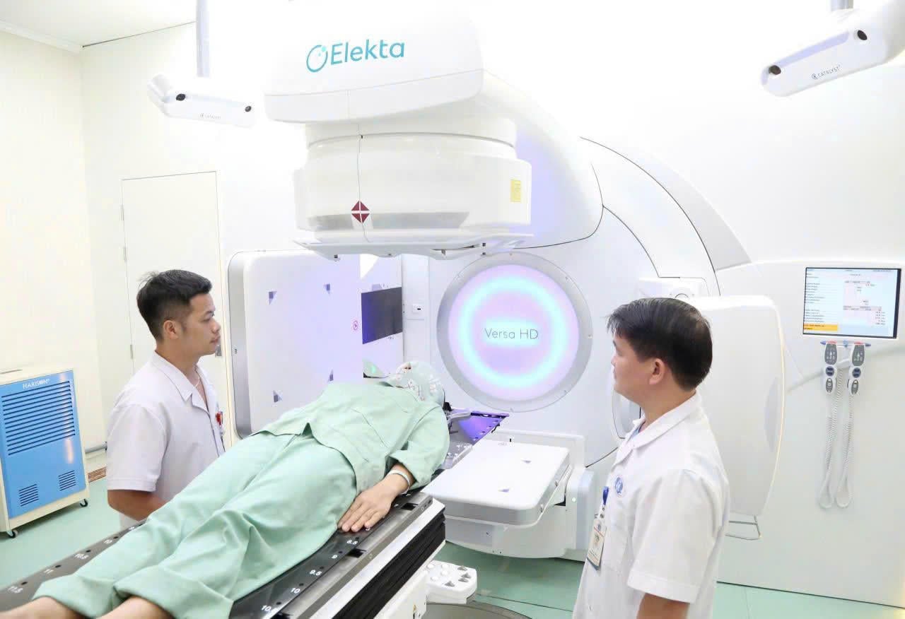 អ្នកជំងឺមហារីកទទួលការព្យាបាលដោយវិទ្យុសកម្មនៅលើប្រព័ន្ធ Versa HD ។ រូបភាព៖ មន្ទីរពេទ្យទូទៅខេត្តភូថូ។