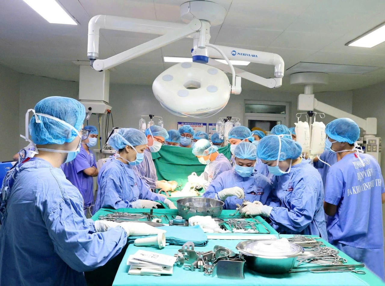 ក្រុមការងារបានធ្វើការវះកាត់ប្តូរសរីរាង្គពីអ្នកបរិច្ចាគខួរក្បាល។ រូបភាព៖ មន្ទីរពេទ្យទូទៅខេត្តភូថូ។