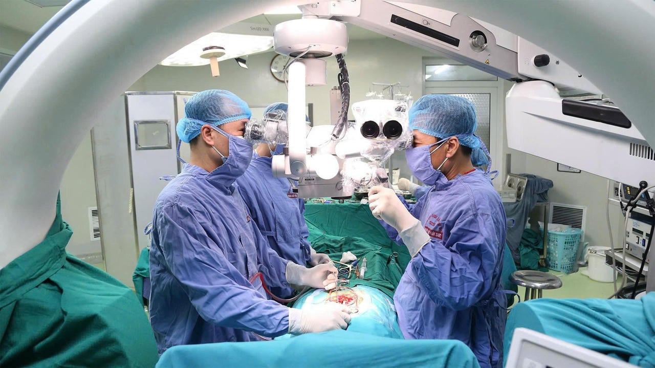 ក្រុមបានធ្វើការវះកាត់មីក្រូ។ រូបភាព៖ មន្ទីរពេទ្យទូទៅខេត្តភូថូ។