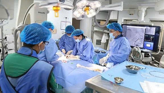 ក្រុមបានធ្វើអន្តរាគមន៍សរសៃឈាមខួរក្បាល។ រូបភាព៖ មន្ទីរពេទ្យទូទៅខេត្តភូថូ។