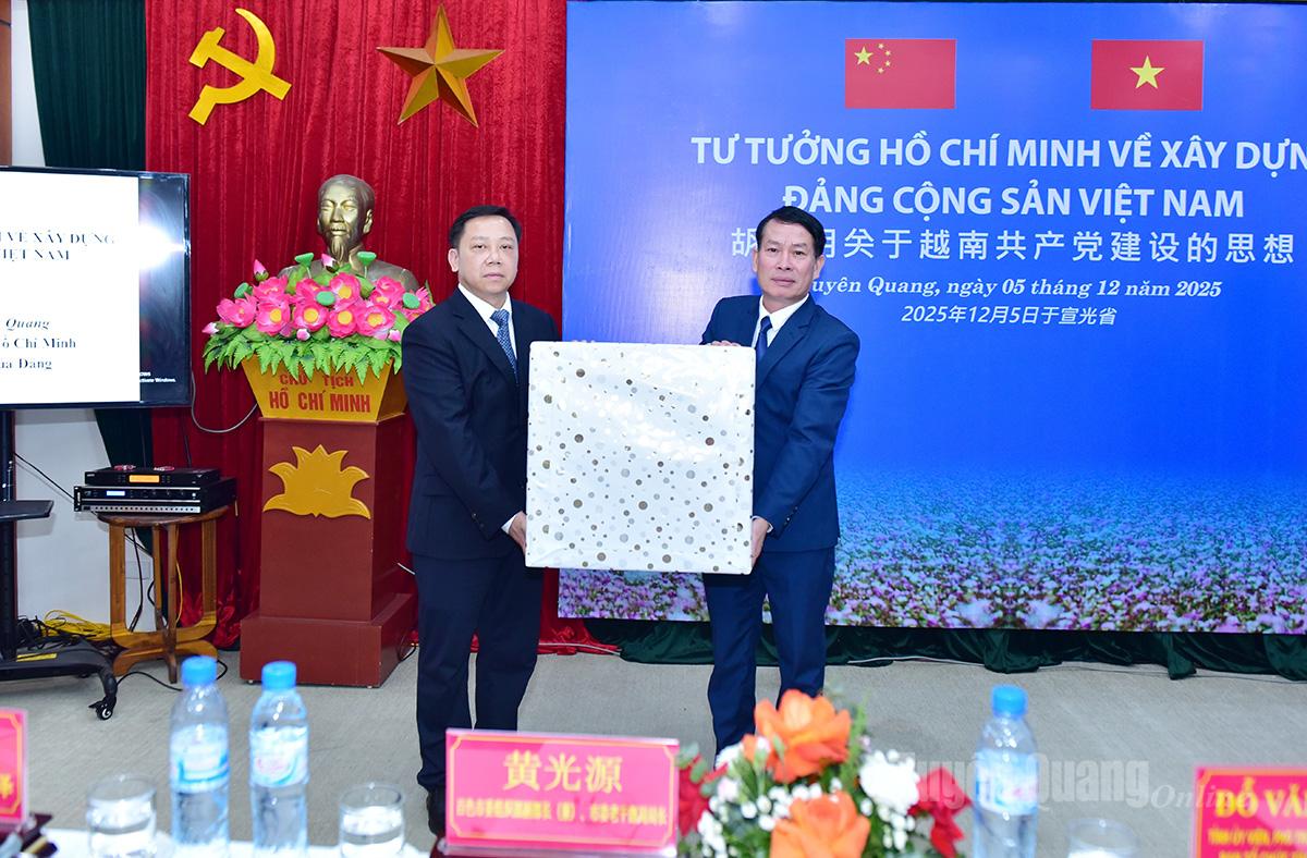 The delegation of the Organizing Committee of Bach Sac City Party Committee presented gifts to the Organizing Committee of Tuyen Quang Provincial Party Committee.
